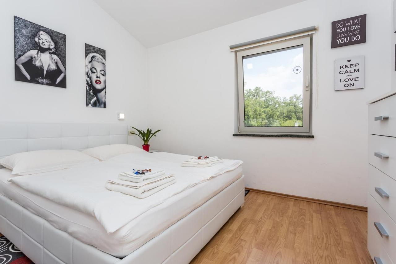Molnar Resort Apartment Ljiljana Brzac Exteriör bild
